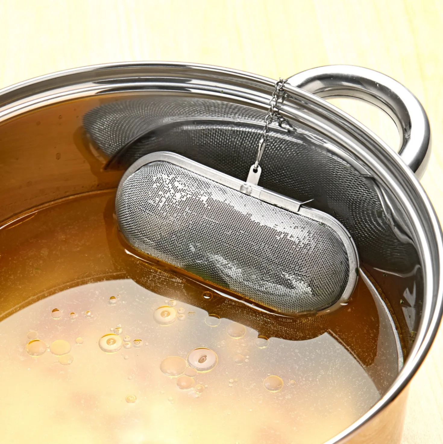 Gewürzsieb / Kräutersieb zum Kochen – mit Kette und Haken