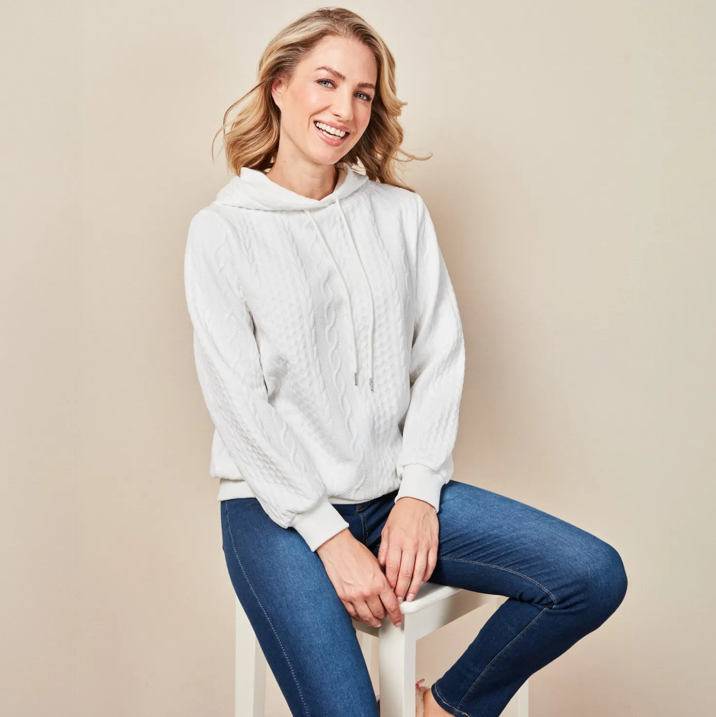 Kapuzenpullover mit Zopfmuster "Ulla" weiß