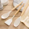 Küchenutensilien mit Buchenholzgriff