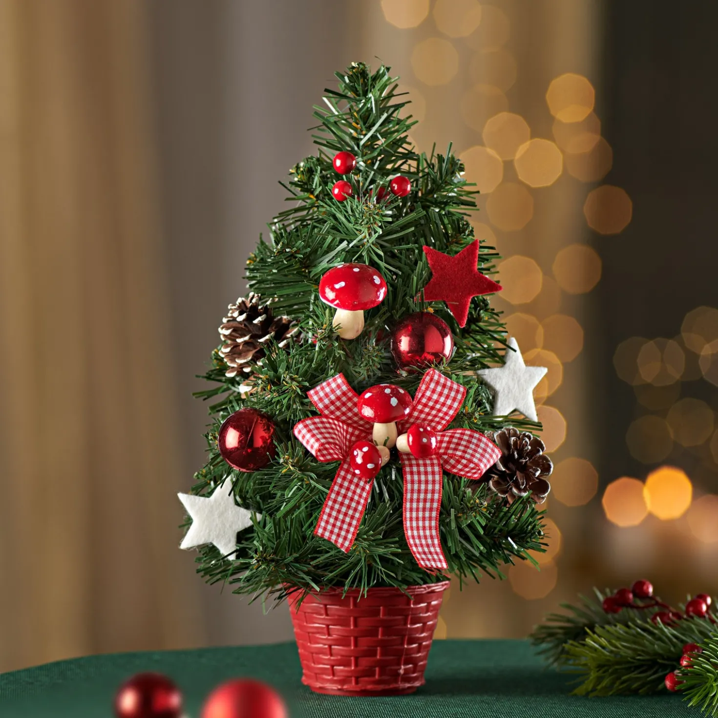 Künstlicher Weihnachtsbaum geschmückt im Topf Eldo