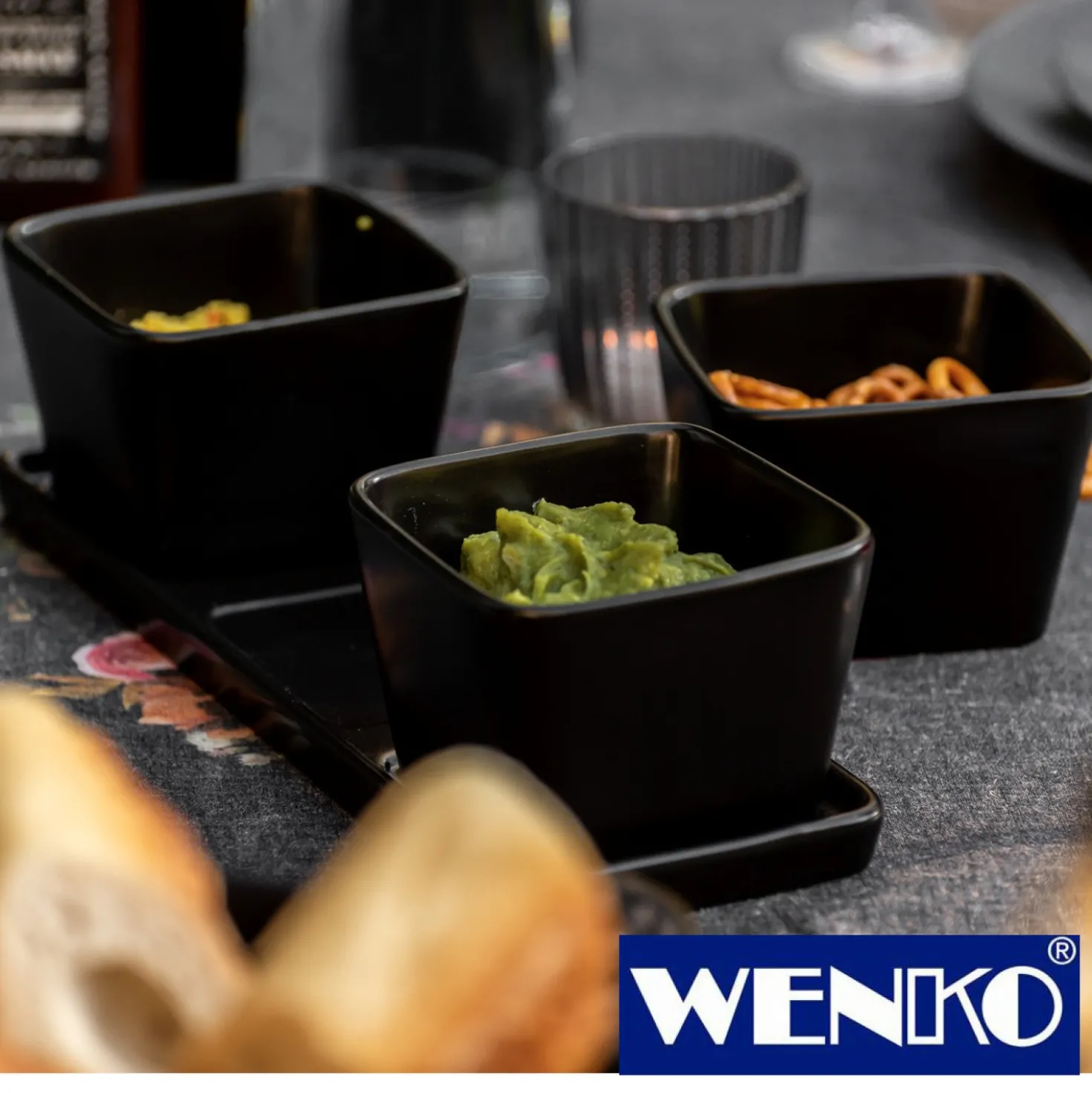 WENKO Snack & Dip Schalen Set Schwarz matt, Tablett mit 3 x 300 ml Schalen